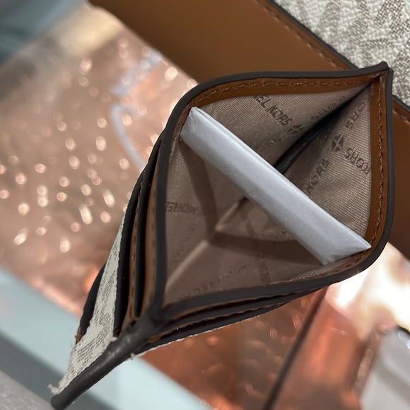 MICHAEL KORS
Reed Large Card Holder Case Wallet
COLOR:Vanilla MK Signature
NWT - Picture 10 of 16